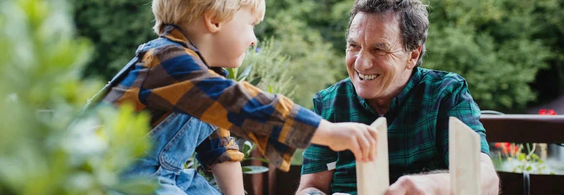 Kind und Senior bauen mit Akkuschrauber